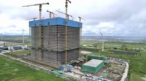 Imagem China inaugura 'torre de energia' de baixo custo que funciona como bateria gigante