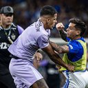 Jogadores de Cruzeiro e Atletico brigam na partida entre Cruzeiro x Atletico, valida pela Final do Campeonato Mineiro, realizada no MINEIRAO, em Belo Horizonte, nesse domingo (08) - Agência Enquadrar / Folhapress