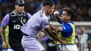 Jogadores de Cruzeiro e Atletico brigam na partida entre Cruzeiro x Atletico, valida pela Final do Campeonato Mineiro, realizada no MINEIRAO, em Belo Horizonte, nesse domingo (08) - Agência Enquadrar / Folhapress