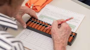 Divulgação/Supera - Cálculos com ábaco, jogos de tabuleiro, livros de exercícios, dinâmicas e interações sociais são algumas das atividades trabalhadas pelo método