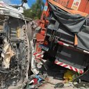 Caminhões batem de frente na AL-105 e deixa vítima presa às ferragens no Benedito Bentes - Reprodução / TV Pajuçara