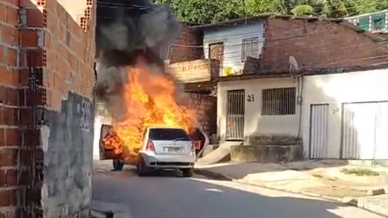 Veículo é destruído por incêndio no Benedito Bentes\u003B assista ao vídeo