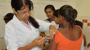 Imunizante está disponível nas Unidades Básicas de Saúde de todos os municípios alagoanos - Foto: Sesau