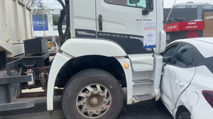 Discussão após batida entre caminhão e carro trava trânsito na Avenida Amélia Rosa - Foto: Reprodução