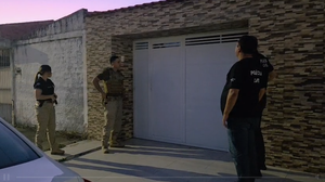 A ação teve como objetivo o cumprimento de 5 mandados de busca e apreensão domiciliar em residências de integrantes de uma organização criminosa - Foto: Reprodução