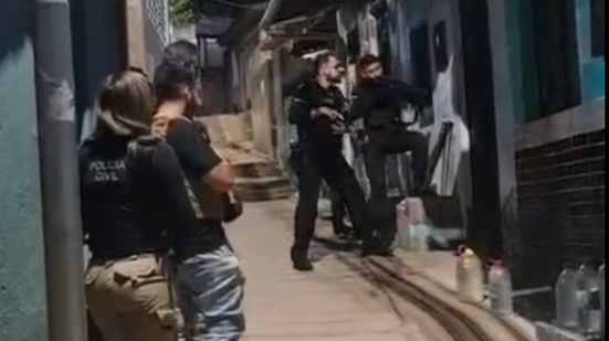 Suspeitos de crimes contra crianças são surpreendidos em operação policial ao amanhecer - Foto: Reprodução