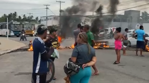 Manifestação foi motivada, segundo moradores, pelo alto valor das contas de água e pela baixa qualidade do serviço - Foto: Reprodução