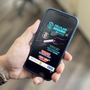 Após a pessoa abordada digitar o código *#06#, o militar confere as informações na base de dados - Ascom SSP-AL