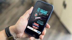 Após a pessoa abordada digitar o código *#06#, o militar confere as informações na base de dados - Ascom SSP-AL