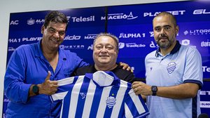 O técnico Moacir Júnior (à esquerda), o presidente executivo do CSA, Robson Rodas, e o executivo de futebol, Carlos Bonatelli (à direita) - Allan Max / CSA