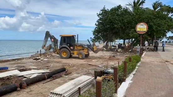 Mais uma barraca de praia é demolida em cumprimento de decisão na orla de Ponta Verde - Williamis Tavares / TV Pajuçara