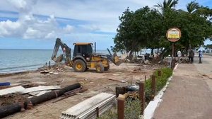 Mais uma barraca de praia é demolida em cumprimento de decisão na orla de Ponta Verde - Williamis Tavares / TV Pajuçara