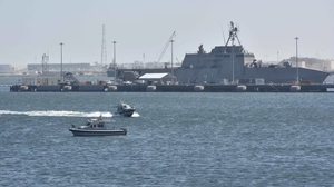 Embarcações dos EUA conduzem exercício de treinamento próximos à base NSA Bahrain, em Bahrein. Foto de 2025 - Bryan Blair / Exército dos EUA