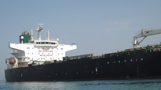 Imagem de arquivo de um navio petroleiro iraniano no Estreito de Hormuz - Folhapress / Folhapress