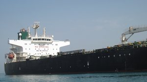 Imagem de arquivo de um navio petroleiro iraniano no Estreito de Hormuz - Folhapress / Folhapress