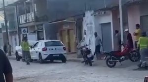 Vídeo mostra momento em que funcionários da BRK são atacados por homem com facão - Reprodução / Instagram