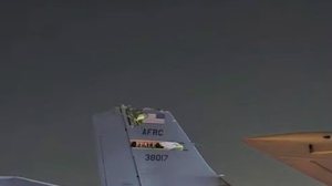 Imagem mostra estabilizador vertical de aeronave KC-135 da Força Aérea dos EUA danificada no aeroporto Ben Gurion, em Tel Aviv - Reprodução / Redes sociais