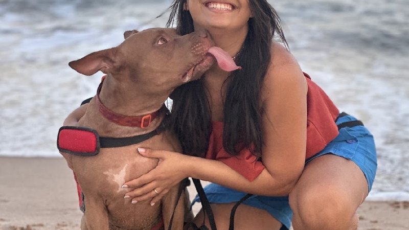 Emely e Zeus na praia - Arquivo pessoal
