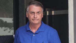 Imagem de Bolsonaro na frente da residência, em 2025 - Gabriela Biló / Folhapress