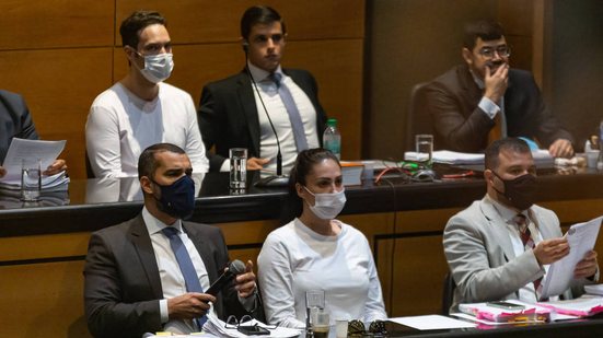 O ex-vereador Jairo Souza Santos Júnior (de branco, com máscara) e Monique Medeiros em audiência sobre a morte do menino Henry Borel, em dezembro de 2021, no Tribunal de Justiça do Rio de Janeiro - Brunno Dantas - Divulgação / TJRJ