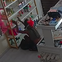 Imagem Vídeo: suspeito de furto invade loja duas vezes e leva produtos em sacola, na Pajuçara