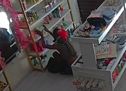 Imagem Vídeo: suspeito de furto invade loja duas vezes e leva produtos em sacola, na Pajuçara
