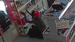 Imagem Vídeo: suspeito de furto invade loja duas vezes e leva produtos em sacola, na Pajuçara
