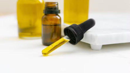 Medicamento em gotas - Freepik