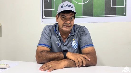 Moacir Júnior cita multa simbólica e confirma permanência no CSA: "A palavra já estava dada aqui" - Reprodução / CSA TV