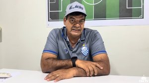 Moacir Júnior cita multa simbólica e confirma permanência no CSA: "A palavra já estava dada aqui" - Reprodução / CSA TV