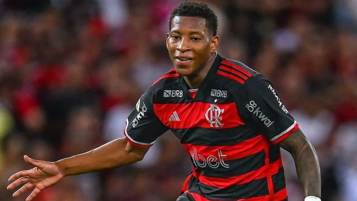 Indisciplina, fotos apagadas e mais: jogador causa polêmica ao deixar de seguir o Flamengo no Instagram