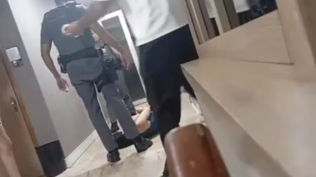 PM afasta policial que chutou cabeça de mulher caída no chão