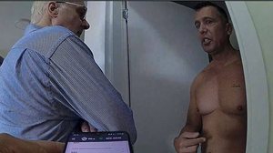 O tenente-coronel da PM Geraldo Leite Rosa Neto (sem camisa) no apartamento onde sua esposa, a soldado Gisele Santana, havia acabado de ser baleada na cabeça; na imagem, ele aparece ao lado de um desembargador do TJ-SP - Reprodução / Polícia Militar