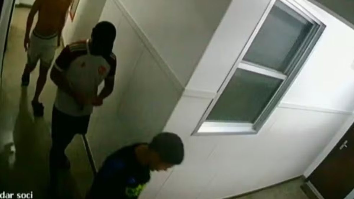 Adolescente investigado por estupro coletivo em Copacabana se entrega à polícia