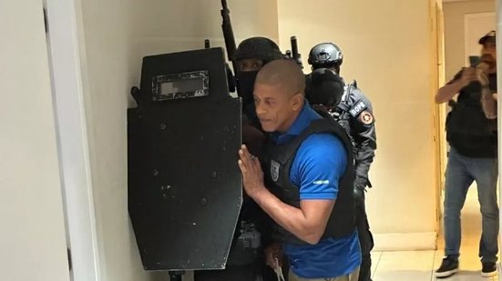 Policiais do Bope prenderam um homem que mantinha uma mulher e uma criança de um ano reféns após negociar a rendição dele, na Barra da Tijuca - Divulgação / PMRJ