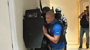Policiais do Bope prenderam um homem que mantinha uma mulher e uma criança de um ano reféns após negociar a rendição dele, na Barra da Tijuca - Divulgação / PMRJ