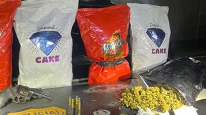 Imagem Ponto de comércio de drogas é localizado e Polícia apreende 3kg de maconha e arma