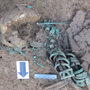 Restos de mulher encontrada com 19 pulseiras de bronze e oito anéis - Foto: RAS