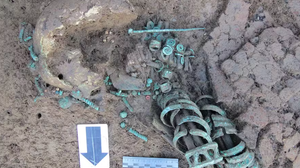 Restos de mulher encontrada com 19 pulseiras de bronze e oito anéis - Foto: RAS
