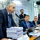 O deputado Alfredo Gaspar apresenta seu relatório, observado pelo senador Carlos Viana, presidente da CMPI, e pelo deputado Paulo Pimenta - Foto: Geraldo Magela/Agência Senado