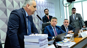 O deputado Alfredo Gaspar apresenta seu relatório, observado pelo senador Carlos Viana, presidente da CMPI, e pelo deputado Paulo Pimenta - Foto: Geraldo Magela/Agência Senado