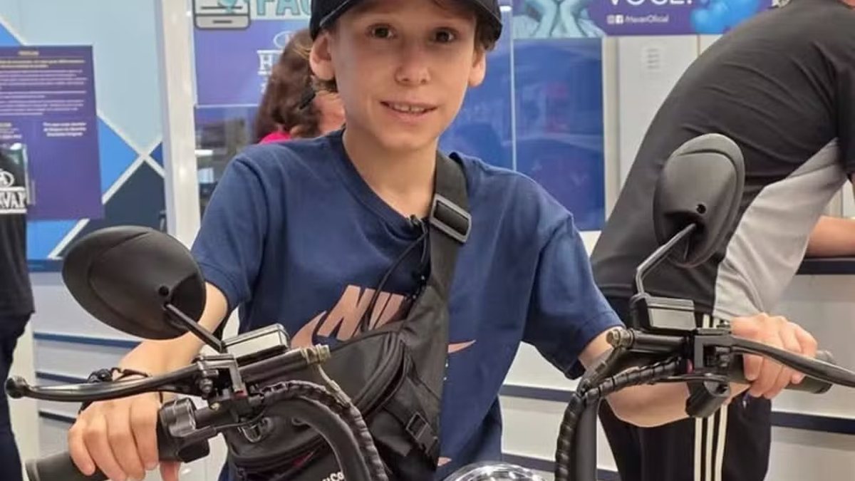 Síndrome causada por diabetes faz jovem de 18 anos ter aparência de criança