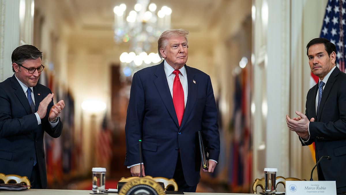 Dólar cai a R$ 5,16 e Bolsa tem forte alta após Trump dizer que guerra do Irã está \u0027praticamente concluída\u0027