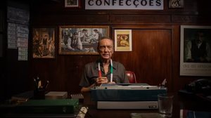 Udo Kier em "O Agente Secreto" - NEON