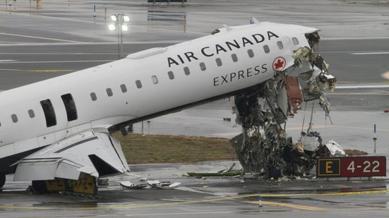 Voo da Air Canada colidiu com um veículo no aeroporto de LaGuarda - Thenews2 / Folhapress