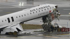 Voo da Air Canada colidiu com um veículo no aeroporto de LaGuarda - Thenews2 / Folhapress