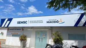 Equipe de fiscalização de posturas constata que carregadores podem colocar em risco segurança da população. - Foto: Carol Neves (estagiária) Ascom/ Semsc