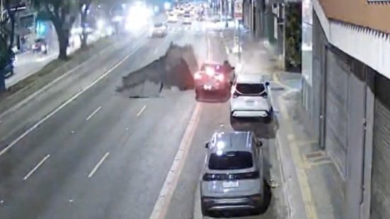 'Asfalto explode' e cratera se abre na Rua da Consolação - Foto: Reprodução/TV Globo