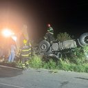 Acidente envolveu uma carreta que tombou às margens da rodovia - Foto: Reprodução
