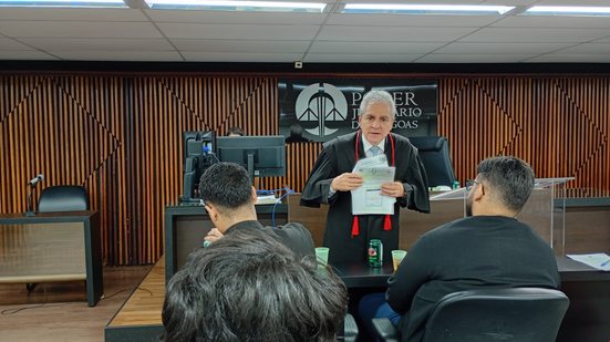 Promotor Antônio Villas Boas durante sua exposição no júri do primeiro assassinato atribuído a Albino - Foto: Cortesia/Ascom MPE